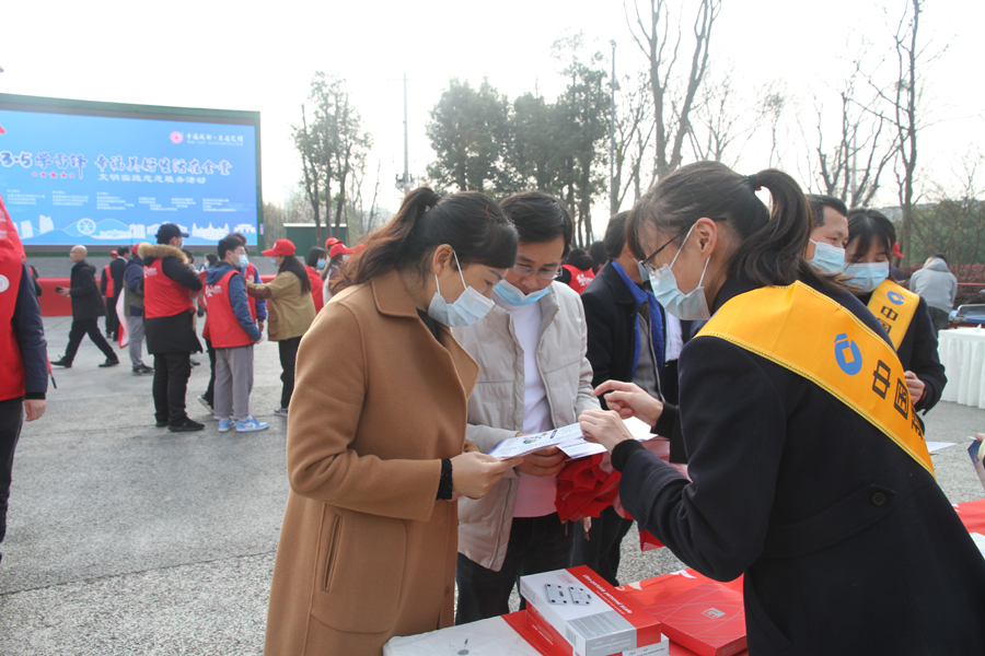 03張富清金融服務(wù)隊(duì)在成都市金堂縣金山公園開(kāi)展金融知識(shí)宣傳.jpg